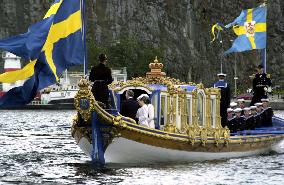 Imperial couple ride in boat of Swedish royal family